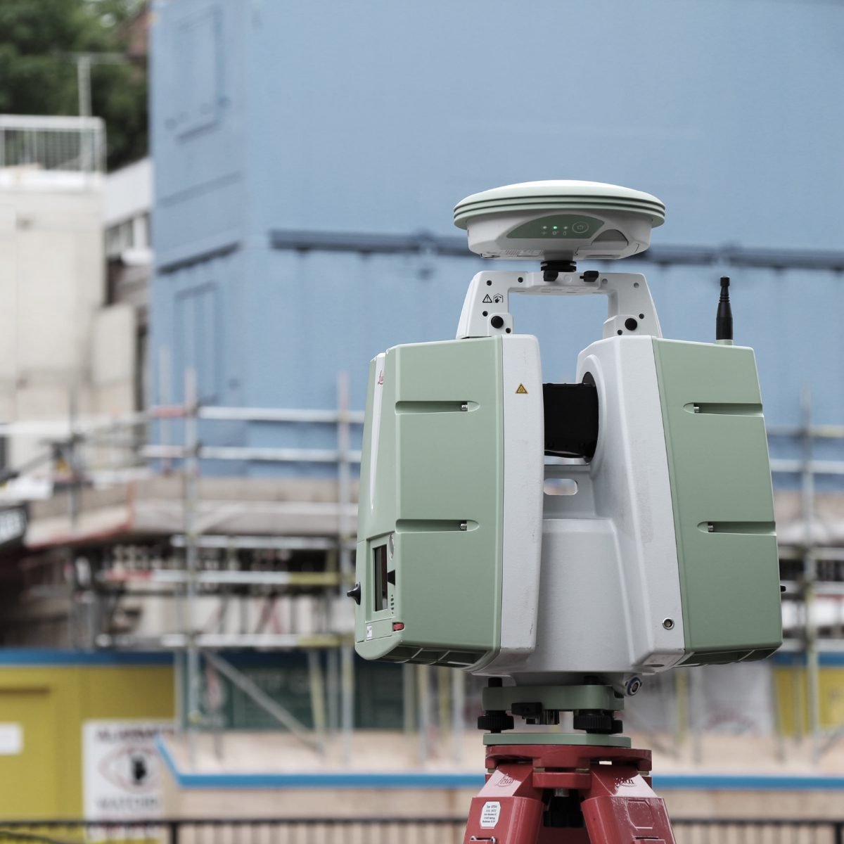 Laser scanner 3D su treppiede durante un rilievo in cantiere